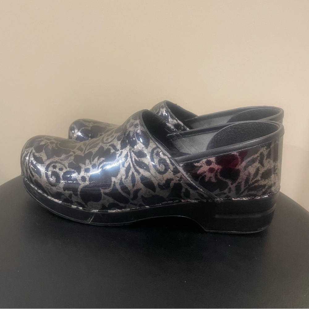 Dansko Womens Professional Clogs Sz 42 Black Patent Leather Floral Nursing Shoes